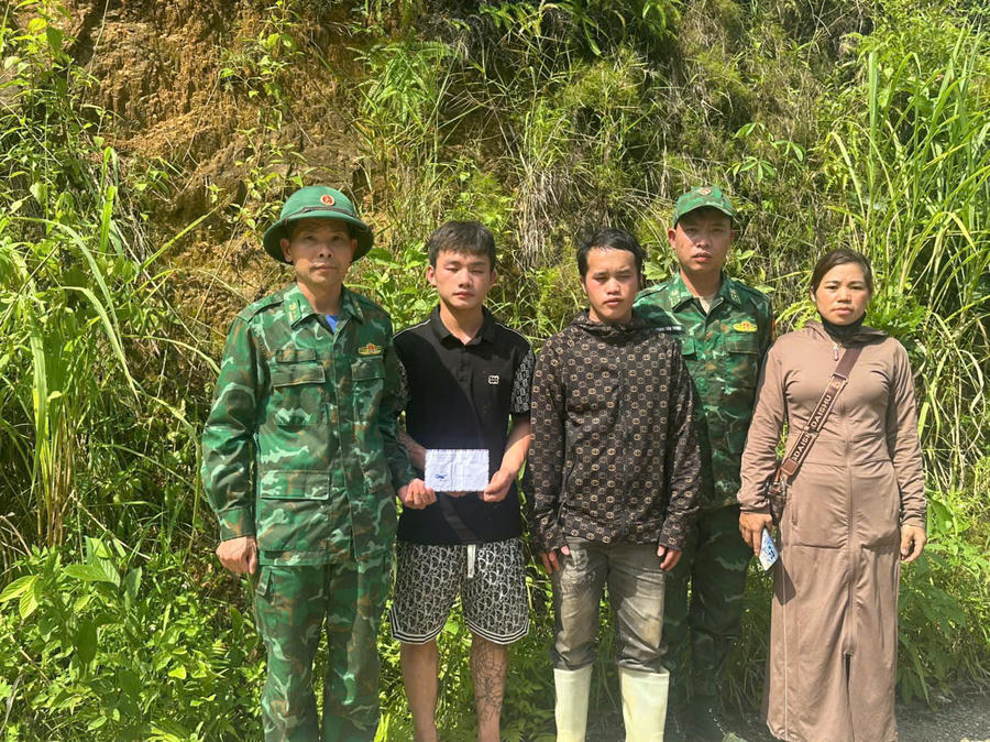 Đồn Biên phòng Cửa khẩu Săm Pun (Ban chỉ huy Bộ đội Biên phòng tỉnh Tuyên Quang) thăm hỏi, động viên các gia đình có nạn nhân tử vong khi đi tắm sông.