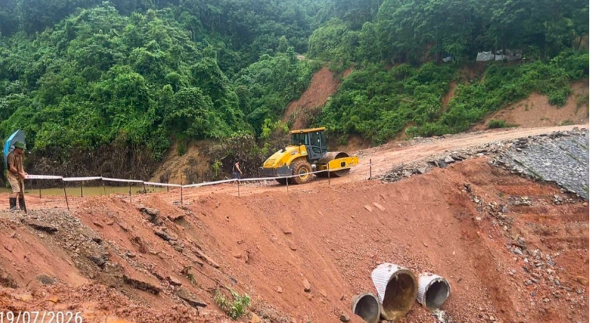 Điểm sạt lở tại km 76+250 Quốc lộ 12 đã được thông xe vào ngày 19/7.
Điểm sạt lở tại km 76+250 Quốc lộ 12 đã được thông xe vào ngày 19/7.