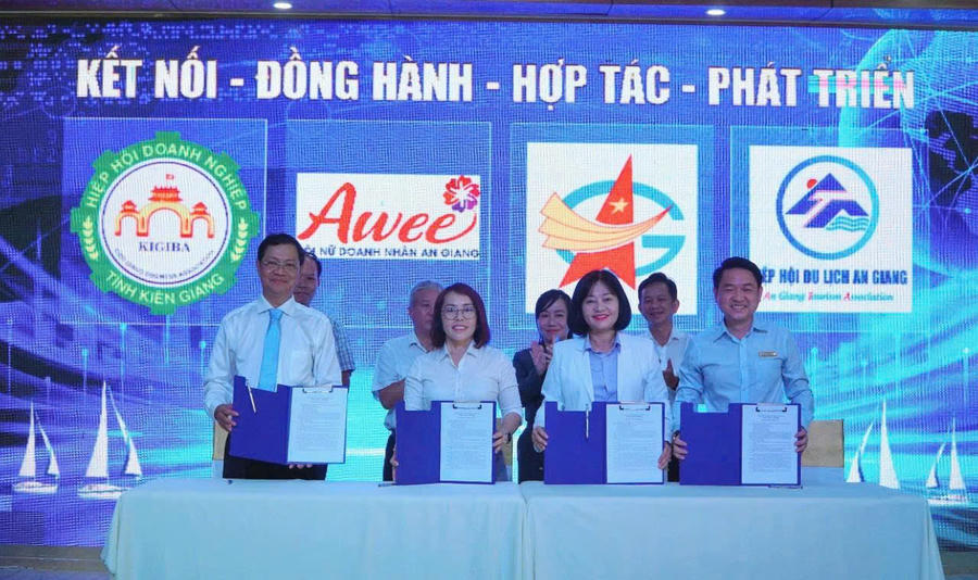 Tại hội nghị, tiếp tục triển khai các chương trình kết nối hội viên, xúc tiến thương mại, tôn vinh doanh nhân.