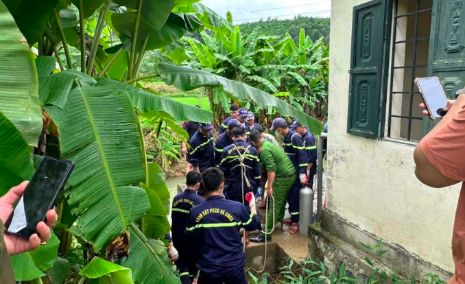 Lực lượng chức năng địa phương tiến hành cứu hộ, cứu nạn các nạn nhân trong vụ ngạt khí. Ảnh: CA Cao Bằng.