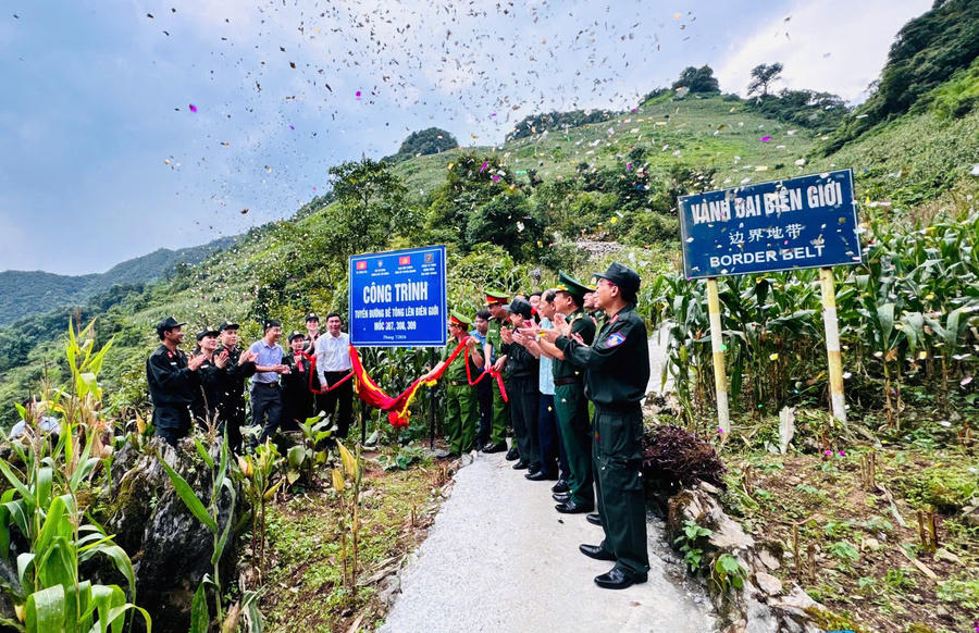Các đại biểu kéo băng khánh thành giai đoạn 1 tuyến đường tuần tra biên giới đến cột mốc 307, 308, 309. (Ảnh: Hoàng Chính).
