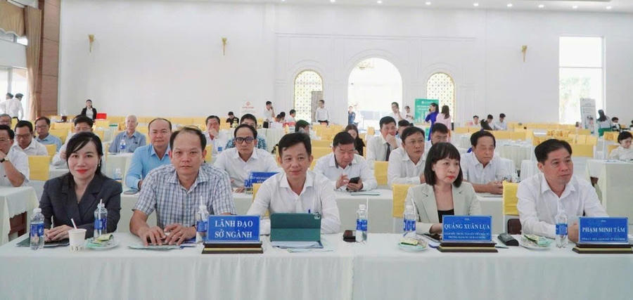 Các đại biểu dự hội nghị.