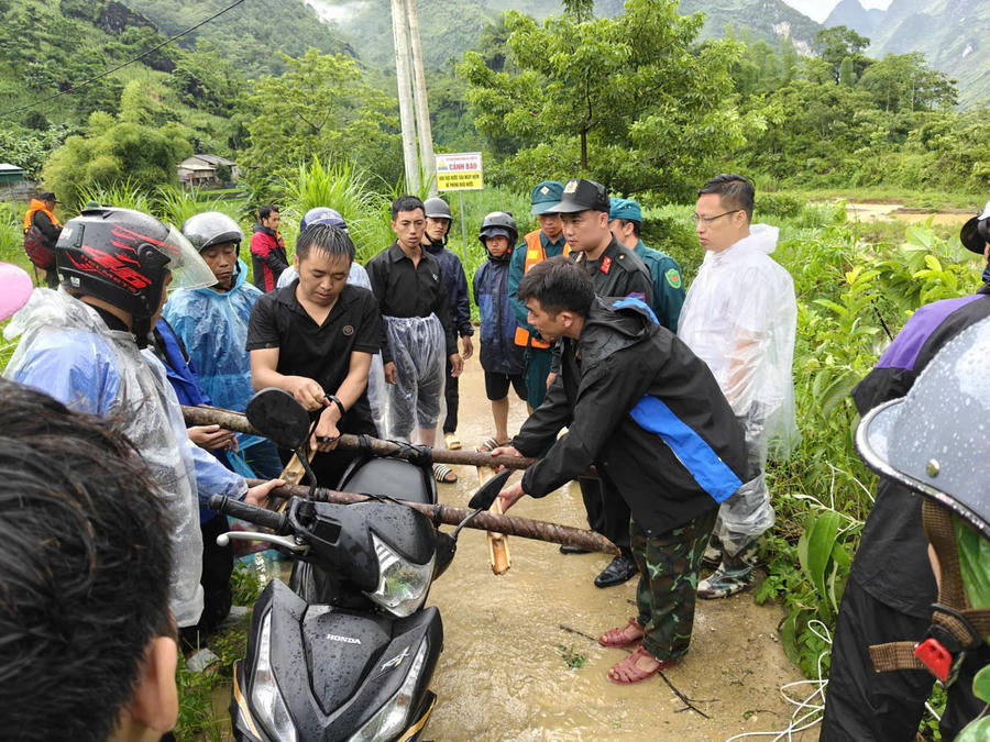Lãnh đạo xã Sơn Vĩ có mặt tại hiện trường chỉ đạo tìm kiếm các nạn nhân mất tích trên sông Nho Quế.