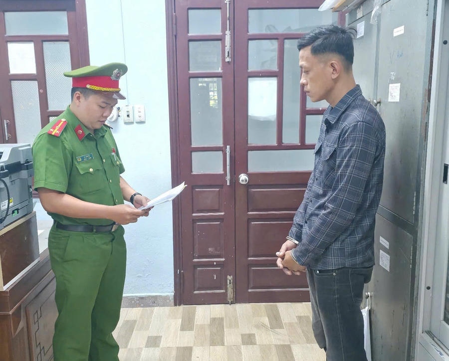 Đối tượng Lê Tấn Hùng (áo kẻ). (Ảnh: CA ĐN)