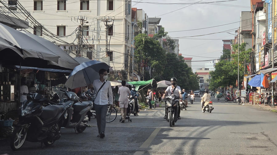 Người đi bộ buộc phải di chuyển xuống lòng đường vì vỉa hè bị các hộ kinh doanh chiếm dụng để bày bán hàng hóa.