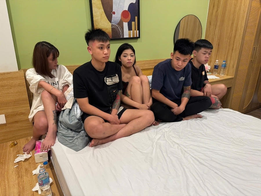 Các đối tượng tại hiện trường vụ việc.