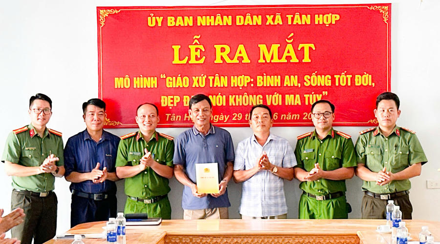 Đại uý Giàng A Páo - cán bộ Công an xã Tân Hợp (ngoài cùng bên phải) tại lễ ra mắt mô hình "Giáo xứ Tân Hợp: Bình yên, sống tốt đời, đẹp đạo, nói không với ma tuý".