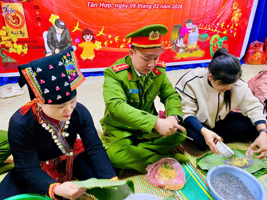 Công an xã Tân Hợp gói bánh chưng cùng đồng bào dịp Tết.