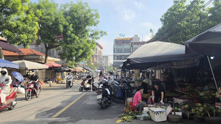 Vào giờ cao điểm, khu chợ tự phát gần như chiếm trọn một làn đường. Vào giờ cao điểm, khu chợ tự phát gần như chiếm trọn một làn đường.