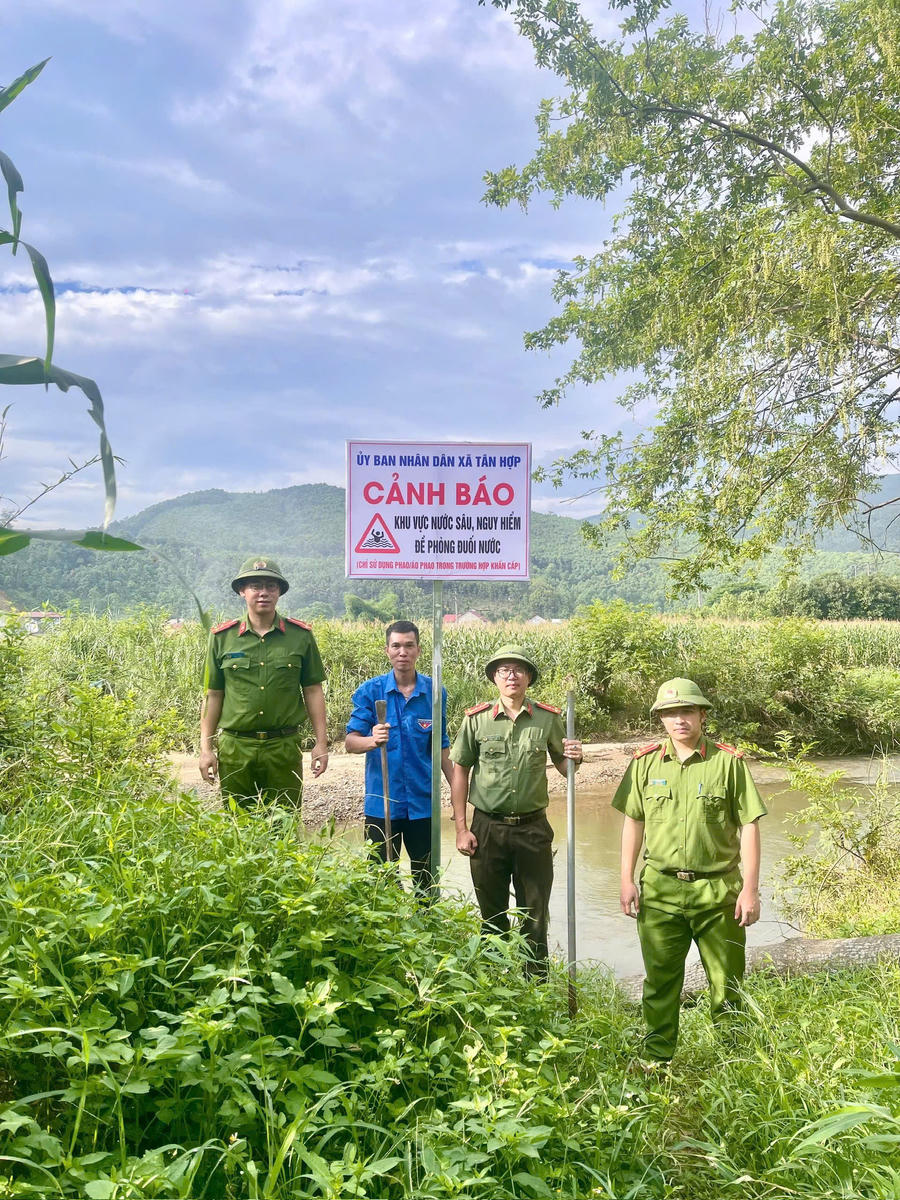 Công an xã Tân Hợp thực hiện Phong trào thi đua Ba nhất: “Kỷ luật nhất - Trung thành nhất - Gần dân nhất”.