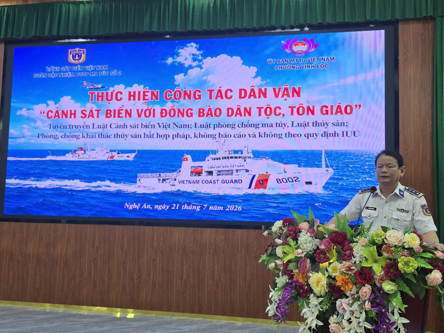 Thượng tá Phan Thanh Hải - Chính trị viên Đoàn đặc nhiệm PCTP ma tuý số 2 tuyên truyền những nội dung trọng tâm của Luật Cảnh sát biển Việt Nam.
