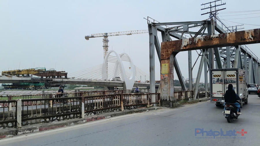 Cầu Đuống là một trong hai cầu quay đầu tiên được xây dựng tại Việt Nam (hoàn thành năm 1902 cùng với cầu Tam Bạc). Ban đầu, cầu có trục xoay ở giữa, tạo điều kiện cho tàu thuyền đi qua. Nhưng trong kháng chiến chống Mỹ, cầu bị đánh bom làm hư hỏng phần quay. Sau đó cầu được xây dụng lại trên nền móng trụ cầu cũ.