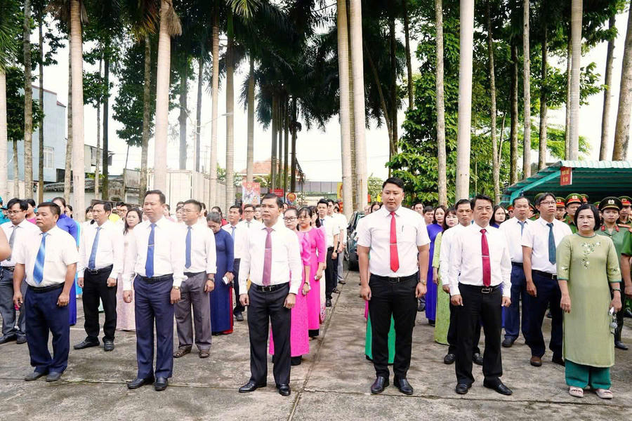 Lễ chào cờ đầu tuần của Đảng ủy phường Hàng Gòn.