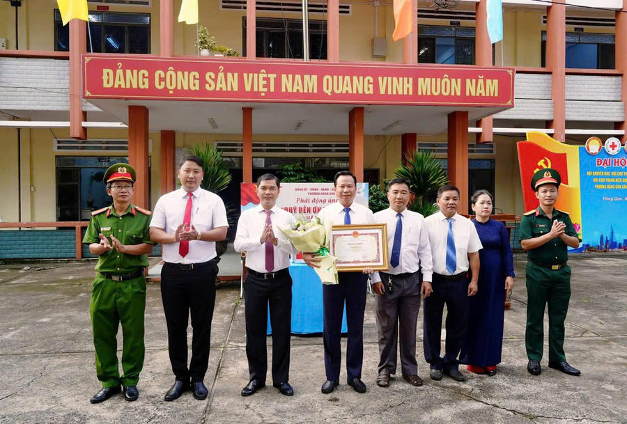 Đồng chí Nông Thanh Tuấn được UBND TP Đồng Nai tặng Bằng khen vì thành tích xuất sắc trong triển khai mô hình chính quyền địa phương hai cấp
.