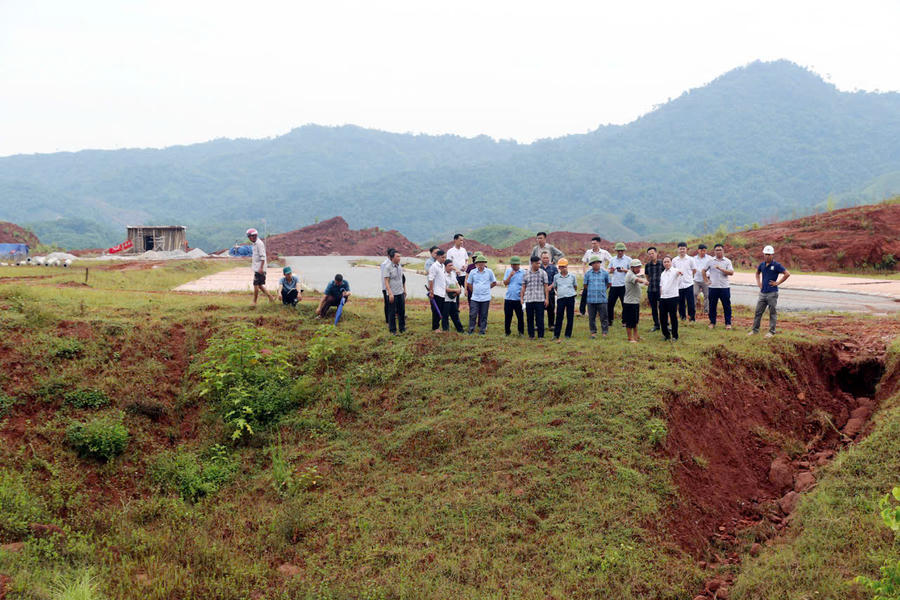 Sở Xây dựng Tuyên Quang phối hợp kiểm tra, tìm cách khắc phục tình trạng ngập úng trên Quốc lộ 279 đoạn ngập lụt.