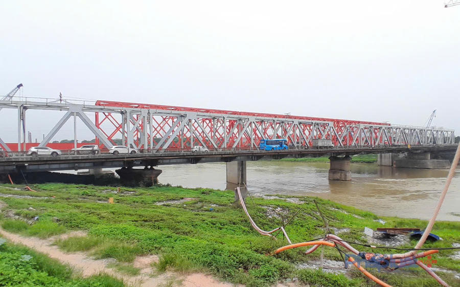 Hiện cầu cũ đang xuống cấp, không đảm bảo an toàn cho các phương tiện lưu thông phía trên và phía dưới mặt cầu quá thấp khiến vận tải đường thuỷ gặp khó khăn, đặc biệt là mùa nước lên.