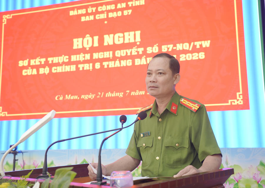 Đại tá Trần Văn Thi - Phó Giám đốc Công an tỉnh Cà Mau điều hành phần tham luận.