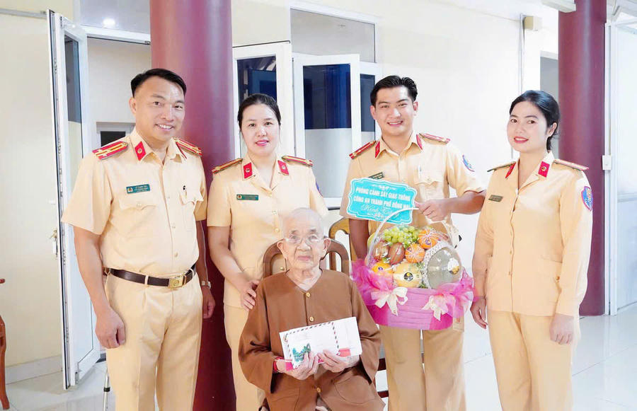 Đoàn thăm hỏi, tặng quà và chụp ảnh lưu niệm cùng Mẹ Việt Nam Anh hùng.