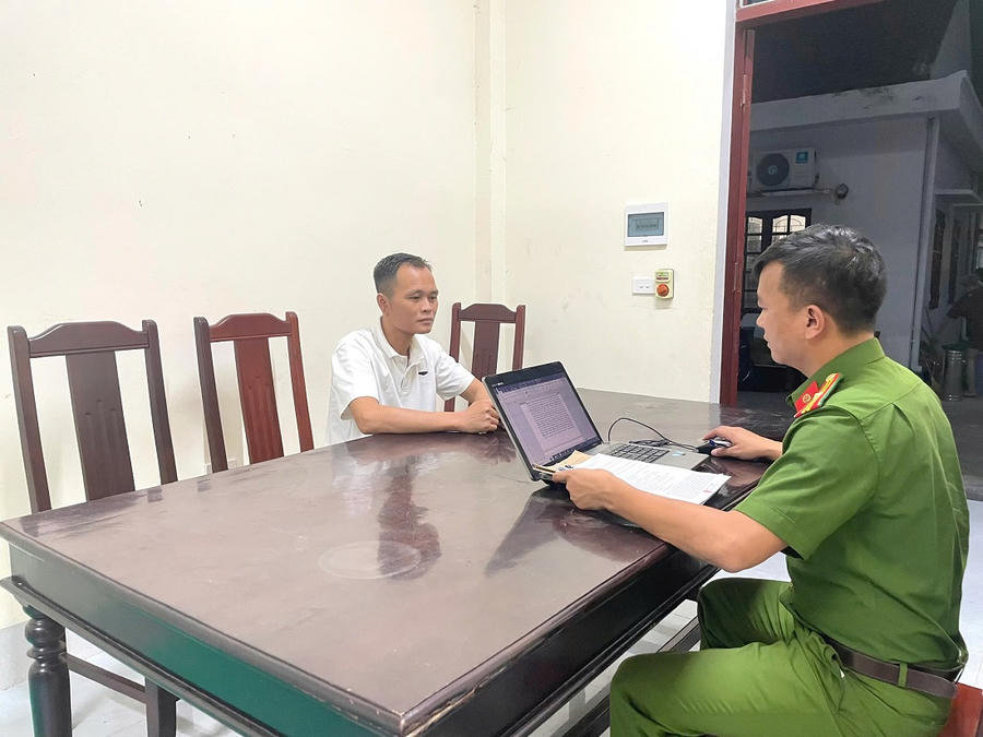 Cơ quan Công an lấy lời khai một đối tượng trong chuyên án