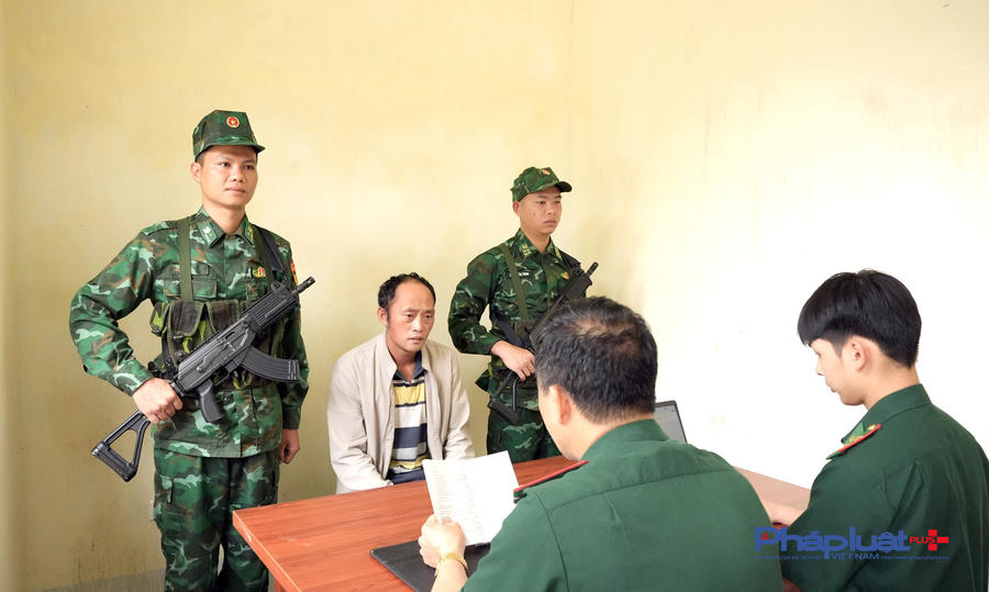 Cán bộ Đồn Biên phòng Cửa khẩu Săm Pun lấy lời khai đối tượng Lầu Mí Lùng.