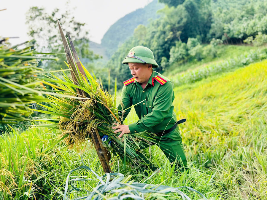 Công an xã Tân Hợp thực hiện Phong trào thi đua Ba nhất: “Kỷ luật nhất - Trung thành nhất - Gần dân nhất”.