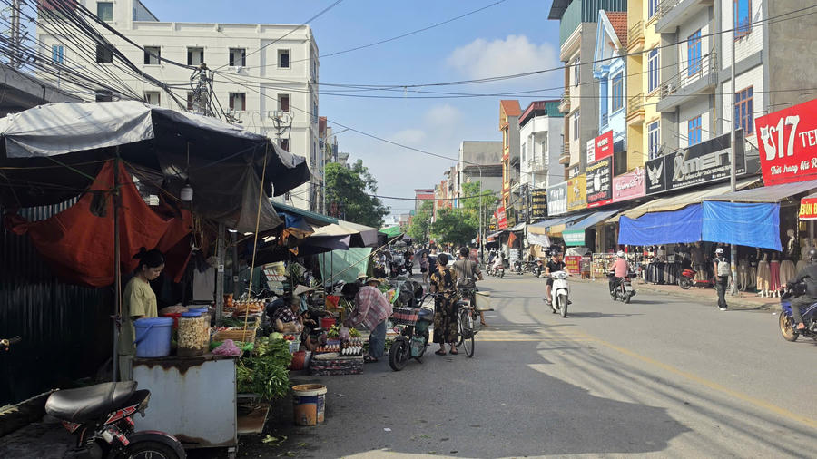 Chợ tự phát đông đúc, nhếch nhác không chỉ gây mất mĩ quan đô thị mà còn tiềm ẩn nguy cơ mất an toàn giao thông.