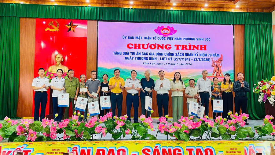 Tặng quà, tri ân nhân kỷ niệm 79 năm Ngày Thương binh - Liệt sĩ.