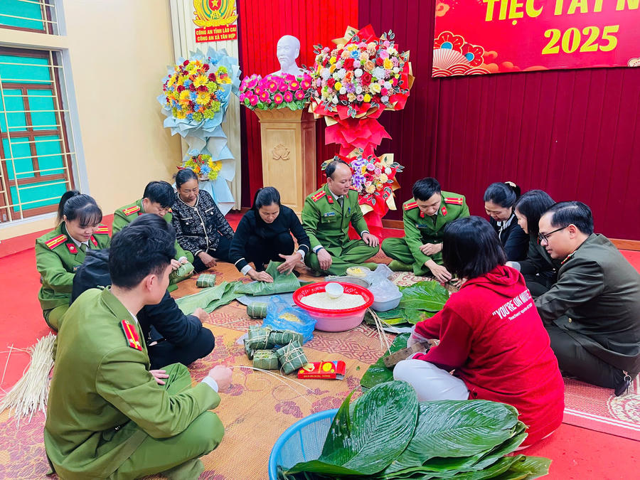 Công an xã Tân Hợp gói bánh chưng cùng đồng bào dịp Tết.