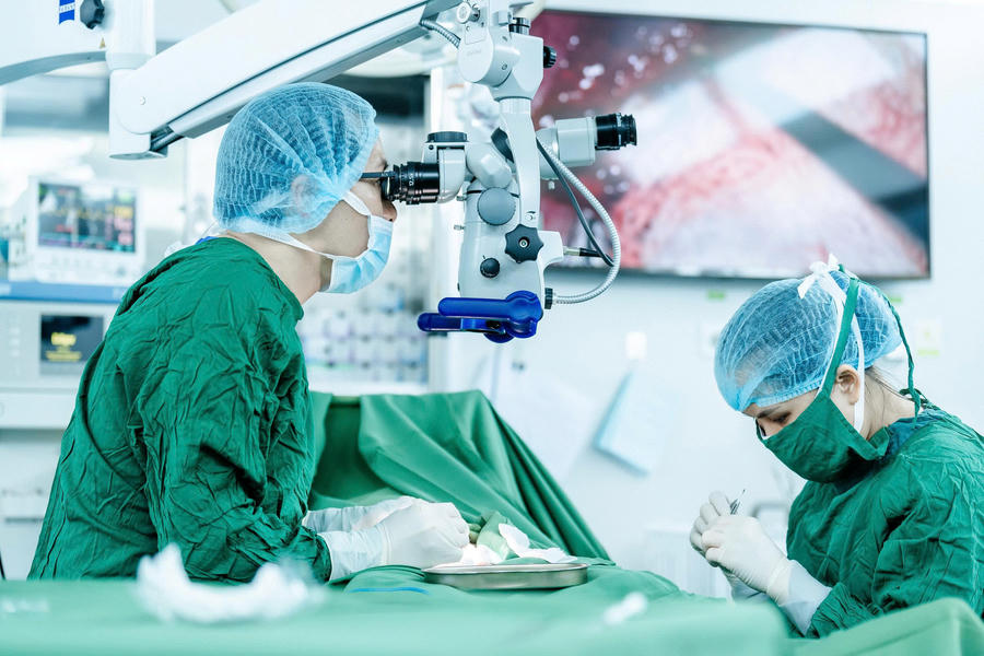 ThS.BS Đinh Hữu Việt trong một ca phẫu thuật vi phẫu tinh hoàn tìm tinh trùng Micro TESE