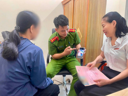 Cán bộ công an phân tích, giải thích rõ phương thức, thủ đoạn của các đối tượng lừa đảo cho bà T.