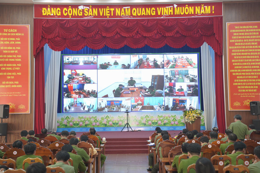 Hội nghị được kết nối trực tuyến đến điểm cầu Công an các xã, phường trên địa bàn tỉnh Cà Mau..