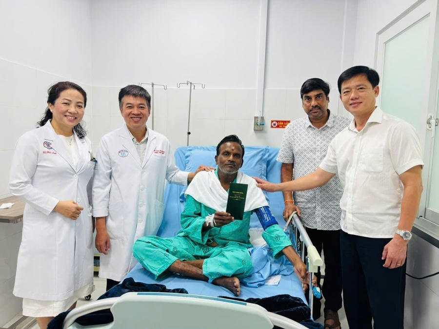 Chủ tịch UBND đặc khu Phú Quốc Trần Minh Khoa đã trực tiếp đến thăm hỏi, động viên và trao quà hỗ trợ bệnh nhân cùng gia đình (Ảnh: Hoàng Dung)