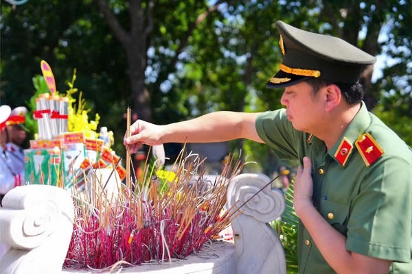 Thiếu tướng Nguyễn Tiến Trung, Ủy viên Ban Thường vụ Tỉnh ủy, Bí thư Đảng ủy, Giám đốc Công an tỉnh Quảng Ninh dâng hương tưởng nhớ các Anh hùng liệt sĩ tại Nghĩa trang Đường 9.