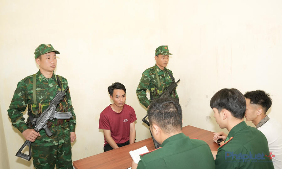 Đồn Biên phòng Cửa khẩu Săm Pun lấy lời khai đối tượng Sùng Mí Gió.