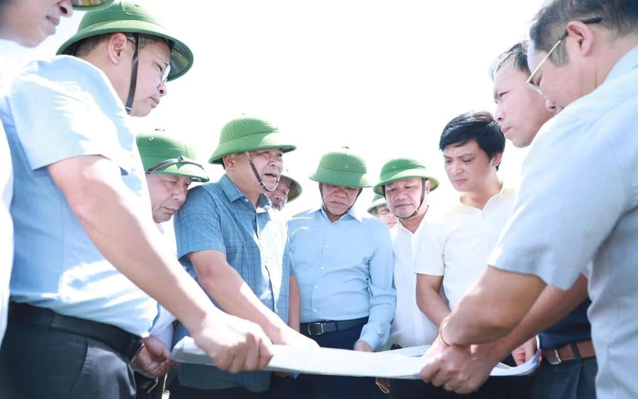 Đoàn công tác kiểm tra thực địa tại sông Lam. (Ảnh: TD)