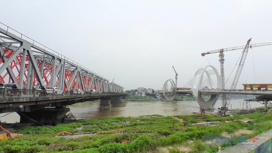 Với tổng mức đầu tư 1.848 tỷ đồng, cầu gồm 2 hợp phần, trong đó cầu đường sắt màu đỏ được tách riêng so với cầu cũ có tổng chiều dài khoảng 1.000m với điểm đầu khoảng Km9 075, điểm cuối khoảng Km10 075. Riêng hợp phần 2 - xây dựng cầu đường bộ (cầu Đuống mới) có chiều dài khoảng 700m và nút giao hai đầu cầu.