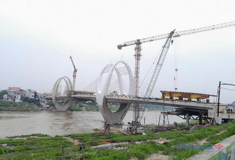 Ghi nhận của Phóng viên, hiện nay đơn vị thi công đang huy động máy móc, nhân công tích cực hoàn thiện dự án.