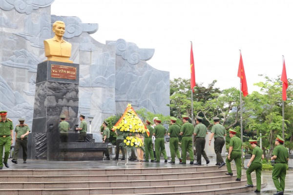 Đoàn Công an tỉnh dâng hương tưởng nhớ đồng chí Vũ Văn Hiếu - Bí thư Đặc khu ủy đầu tiên Khu mỏ Quảng Ninh.