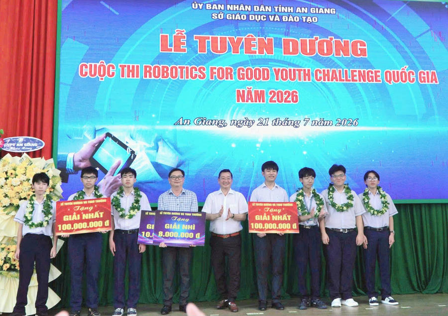 Trao thưởng cho các cá nhân và tập thể thể đạt giải Nhất. Trao thưởng cho các cá nhân và tập thể thể đạt giải Nhất.