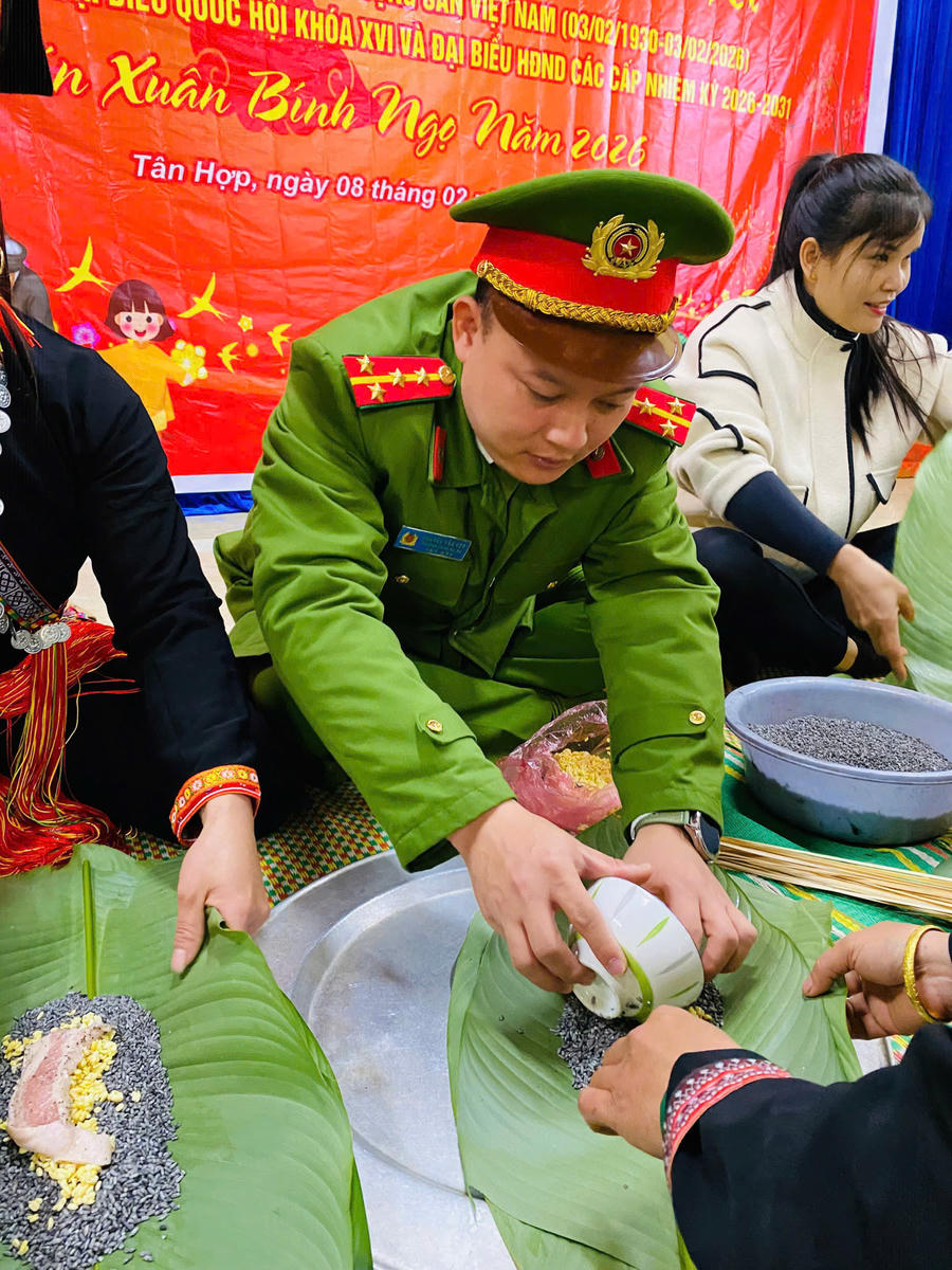 Công an xã Tân Hợp gói bánh chưng cùng đồng bào dịp Tết.