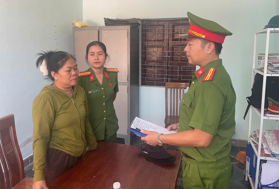 Tống đạt lệnh bắt tạm giam đối với Phạm Thị Phượng - Ảnh Công an TP Đà Nẵng.