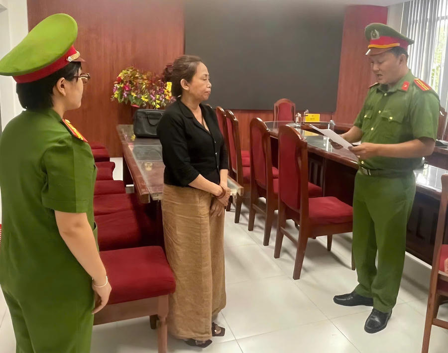 Tống đạt quyết định khởi tố bị can và thực hiện lệnh bắt bị can để tạm giam đối với Nguyễn Thị Lệ Hoa - Ảnh Công an TP Đà Nẵng.