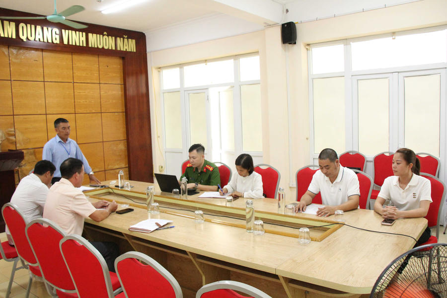 Đại diện doanh nghiệp làm việc với cơ quan chức năng đặc khu Cô Tô. Đại diện doanh nghiệp làm việc với cơ quan chức năng đặc khu Cô Tô.