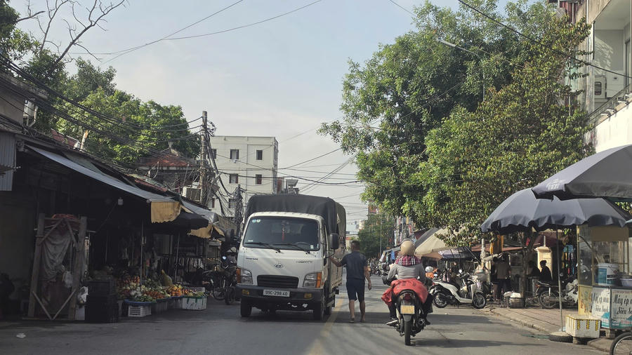 Có thời điểm, hàng hóa bày bán, xe ô tô giao hàng chiếm gần hết lòng đường, gây khó khăn cho người tham gia giao thông...