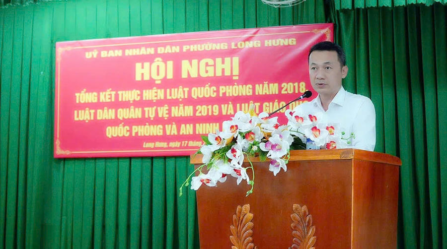 Đồng chí Phan Huy Toàn, Phó Bí thư Đảng ủy, Chủ tịch UBND phường Long Hưng phát biểu chỉ đạo hội nghị.