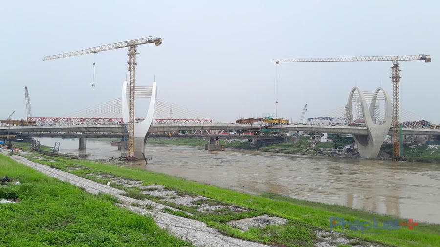 Nhịp cầu chính trên sông đang được đơn vị thi công. Dự kiến tháng 7/2026 sẽ hợp long.