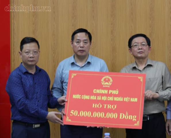 Thay mặt Chính phủ, Phó Thủ tướng Hồ Quốc Dũng trao 50 tỷ đồng hỗ trợ của Chính phủ cho tỉnh Lai Châu để khắc phục hậu quả mưa lũ - Ảnh: VGP