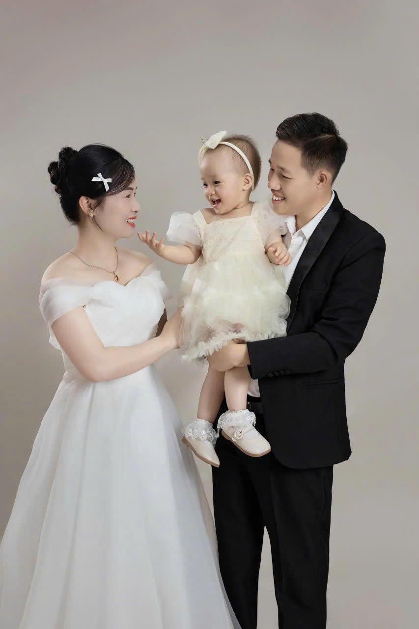 Vợ chồng anh Tú, chị Hạnh bên con yêu Diệu An