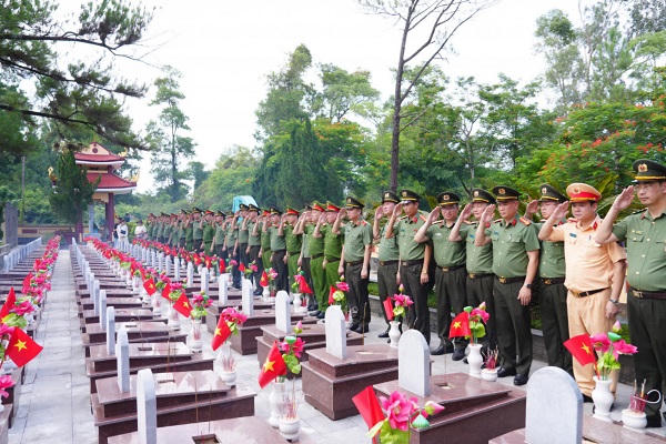 Đoàn đại biểu Công an tỉnh Quảng Ninh tỏ lòng thành kính trước anh linh các Anh hùng liệt sĩ.