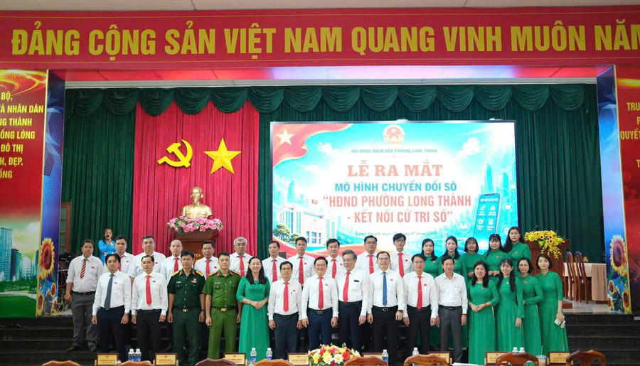 Các đại biểu chụp ảnh lưu niệm tại Lễ ra mắt.